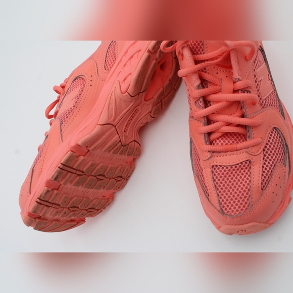 Girls Size 5 530 “Orange” Running Shoes – Lightly Worn with Box - Picture 6 of 8